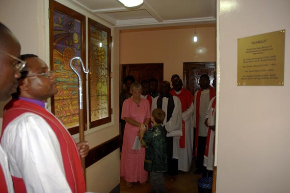 +Jacob Chimeledya reads the Memorial Plaque in Remembrance of Dr. Frederick Drayson, Mrs Anthea Knowles, Prof. David West & Mrs Barbara Tarling