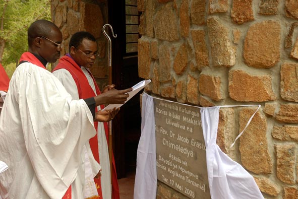 +Jacob Chimeledya Unveils the Opening Plaque